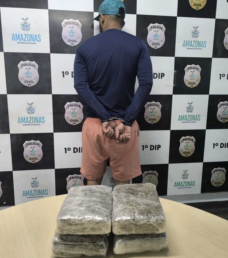 Homem é preso com 4 kg de drogas após tentar fugir de blitz no Centro de Manaus