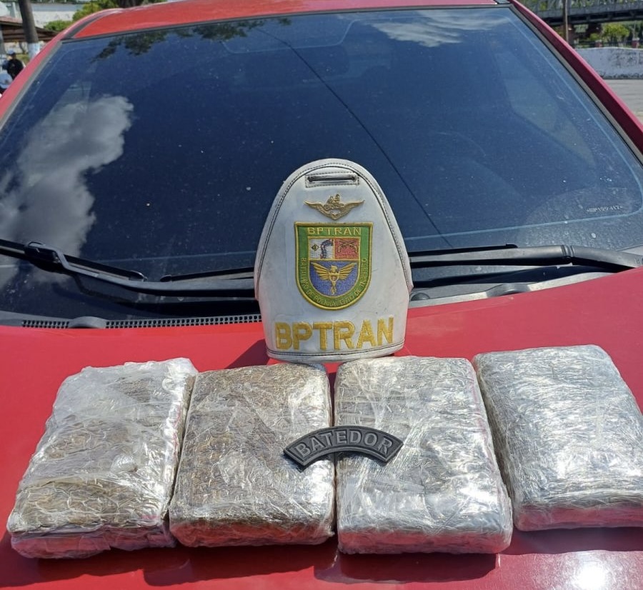Homem é preso com 4 kg de drogas após tentar fugir de blitz no Centro de Manaus