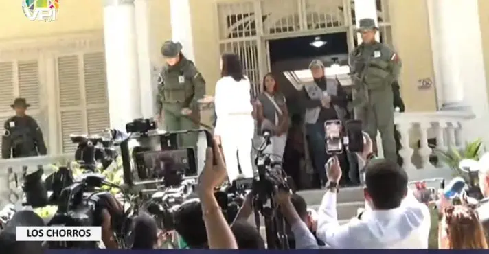 Eleições: Militar Venezuelana recusa cumprimentar María Corina Machado, que é opositora de Maduro
