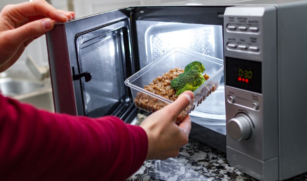 Por que o micro-ondas altera o sabor da comida
