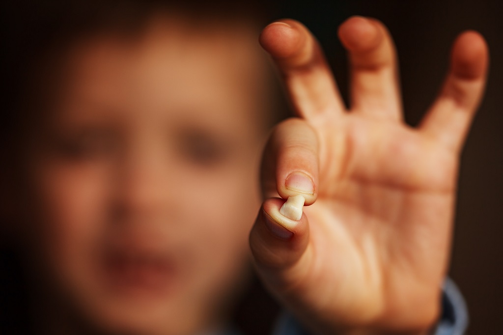 O que significa sonhar com dente caindo da boca? Veja os significados