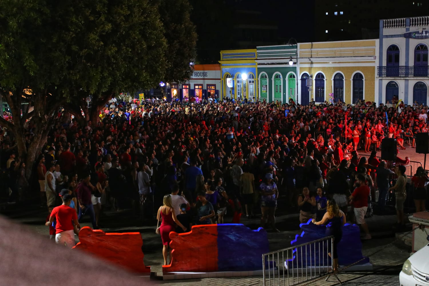 Galeras do Caprichoso e do Garantido se reúnem no Largo São Sebastião para assistir a última noite do Festival de Parintins