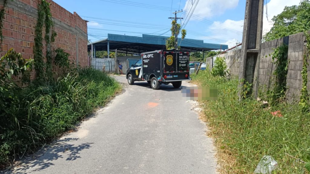 Homem é assassinado a tiros no meio da rua em Manaus