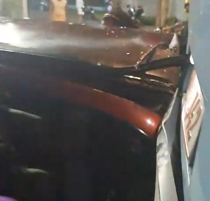 Passageiros ficam gravemente feridos após carro colidir com ônibus em Manaus