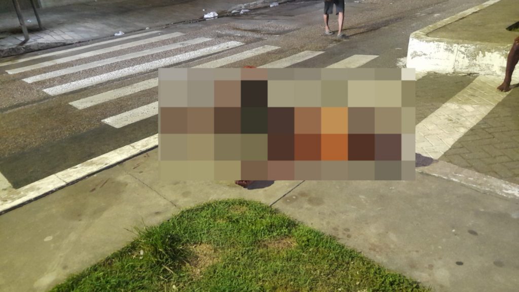 Morador de rua é espancado por 'tribunal do crime' em via pública em Manaus