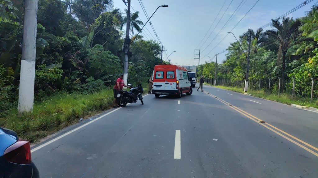 Roda se solta e passageiro de moto fica ferido em Manaus