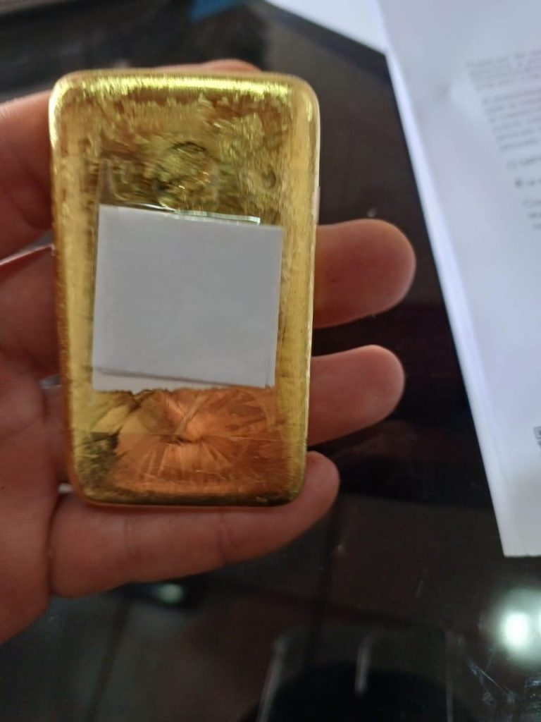 Passageiro é preso com 1kg de ouro escondido no ânus durante voo