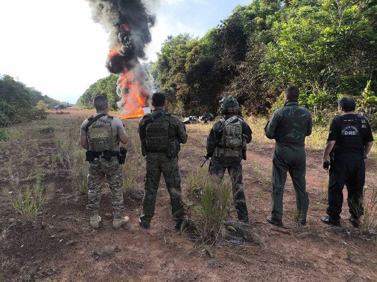 Avião carregado de cocaína é incendiado após ser interceptado em Manaus
