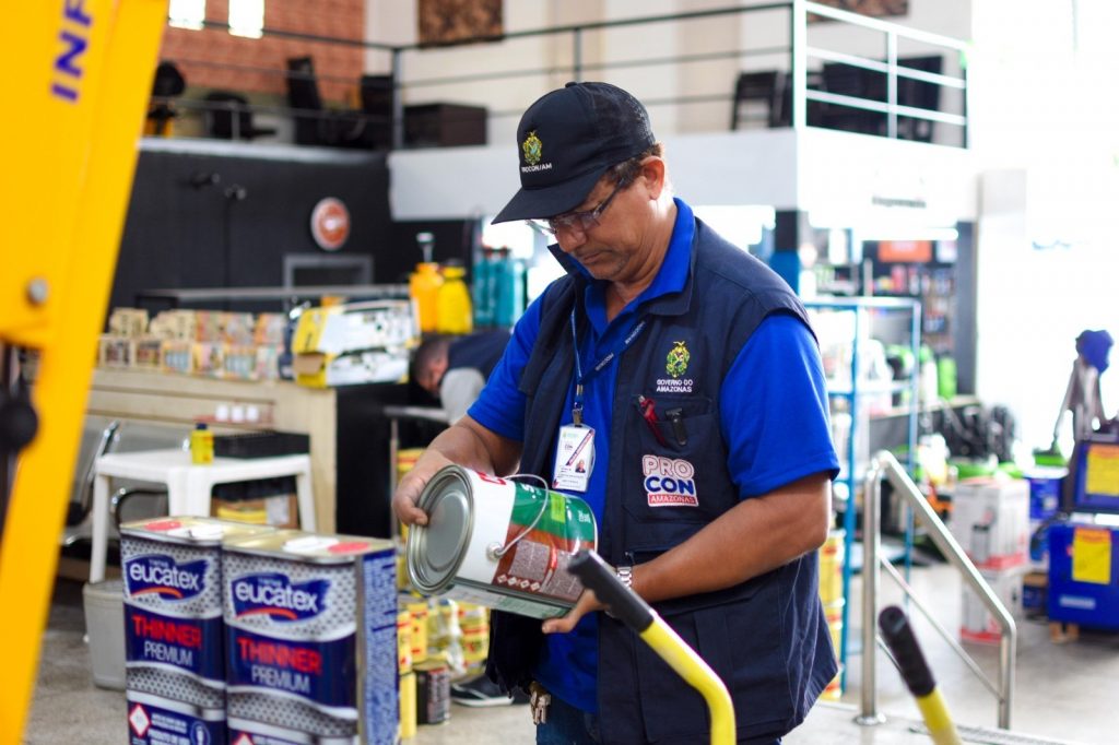Procon-AM autua loja de material de construção por venda de produtos fora da data de validade