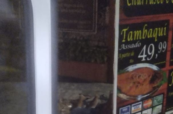 Homem morre na frente de restaurante em Manaus