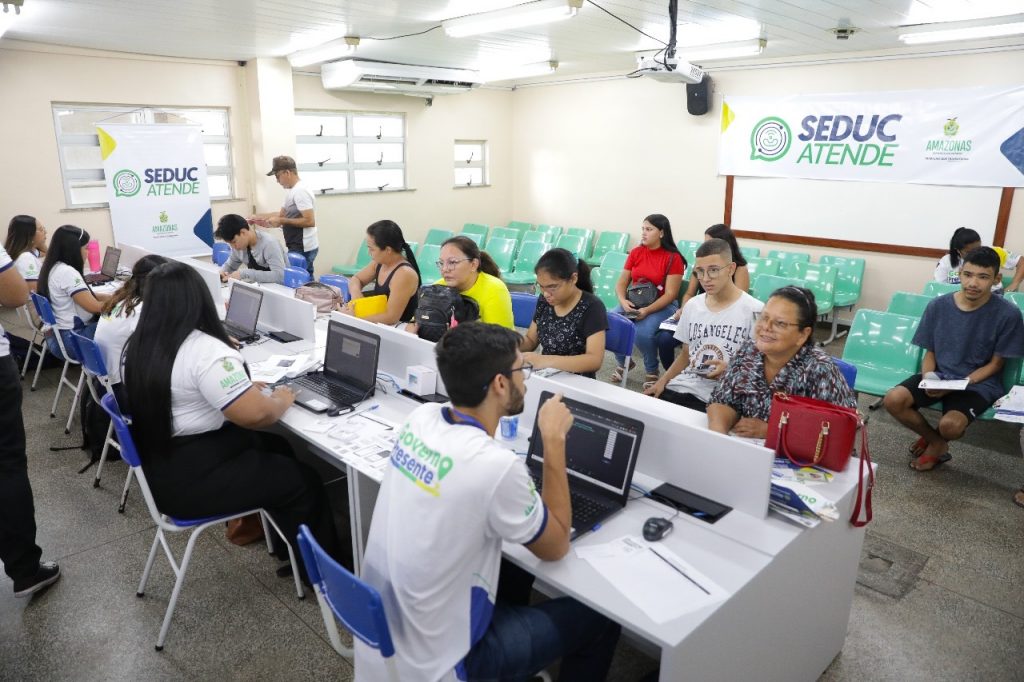 Agora &eacute; a minha oportunidade", diz moradora do bairro do Tarum&atilde; ao fazer  inscri&ccedil;&atilde;o para Prov&atilde;o Eletr&ocirc;nico durante Governo Presente em Manaus