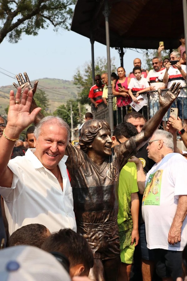 Em homenagem aos seus 70 anos de idade, Zico ganha estátua