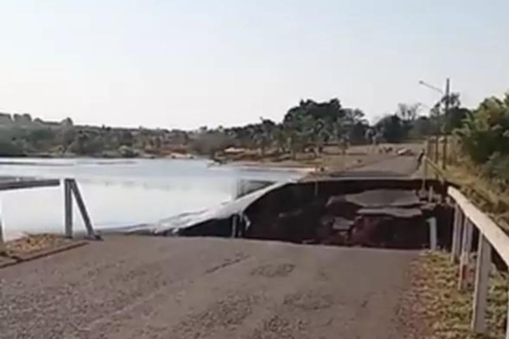 Barragem de condomínio de luxo estoura, destrói asfalto e bloqueia rodovia; vídeo