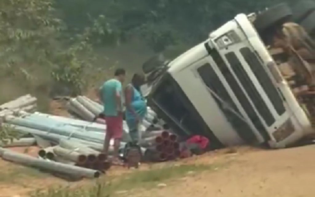 Vídeo: Carreta tomba em grave acidente na BR-319 no Amazonas