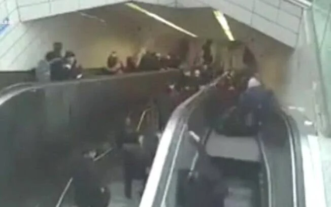 Homem é "engolido" por escada rolante em estação de metrô