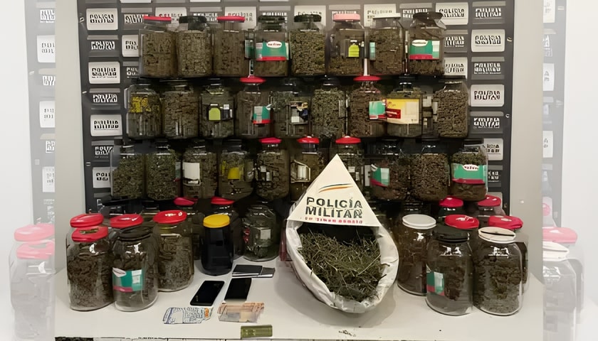 Polícia apreende 49 potes de ‘supermaconha’ em residência de suspeitos