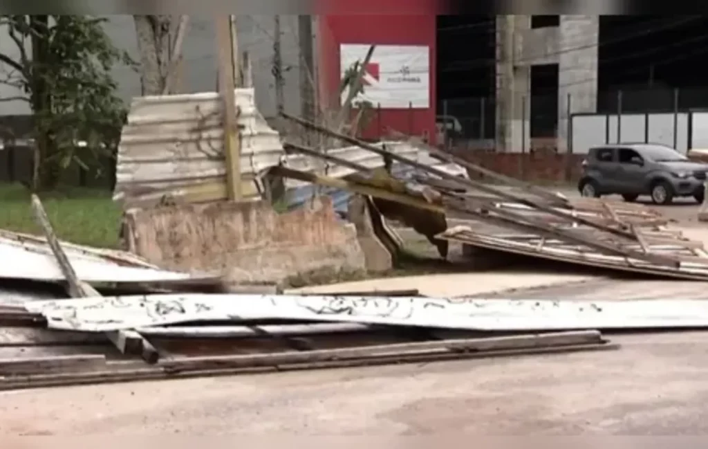 Outdoor desaba e deixa feridos durante chuva; vídeo