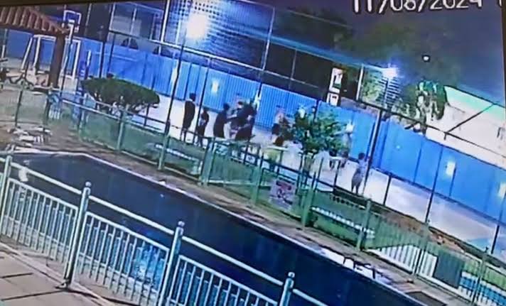 Adolescente leva ‘voadora’ de homem após puxar pênis de criança; veja