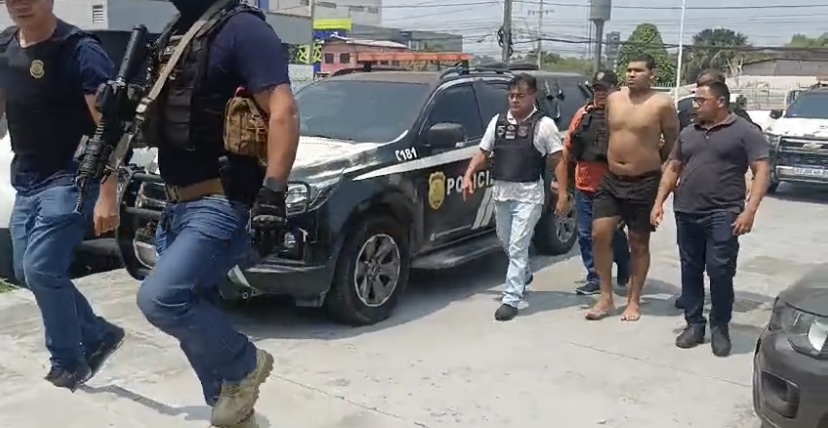 Veja o momento em que suspeito de matar o biomédico chega na Delegacia de Homicídios em Manaus