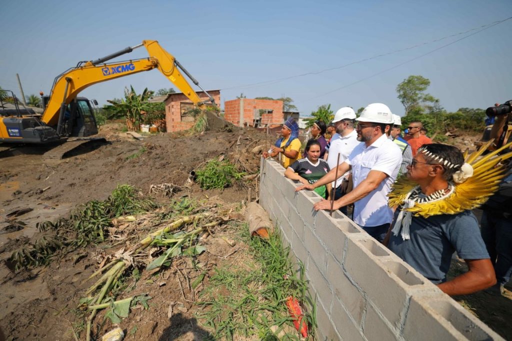 Asfalta Amazonas: Governador vistoria obras de saneamento no Tarumã