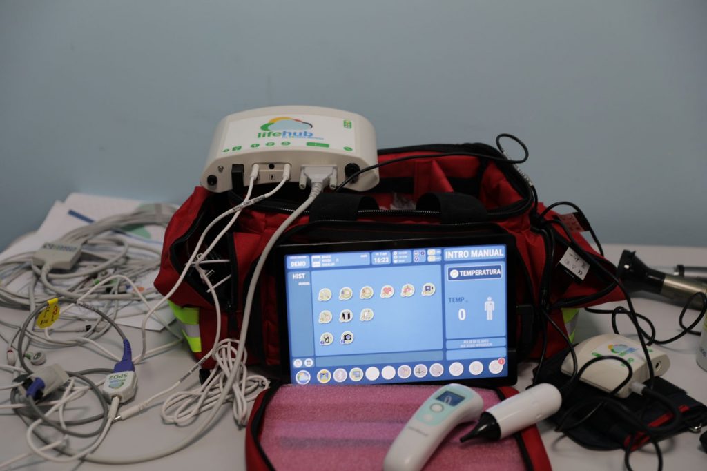 Profissionais da saúde na UEA testam equipamentos portáteis de telemedicina