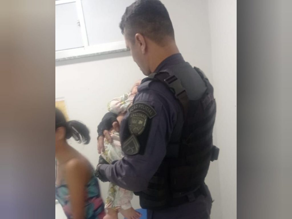 Desfalecido, bebê é salvo por policiais militares em Manaus
