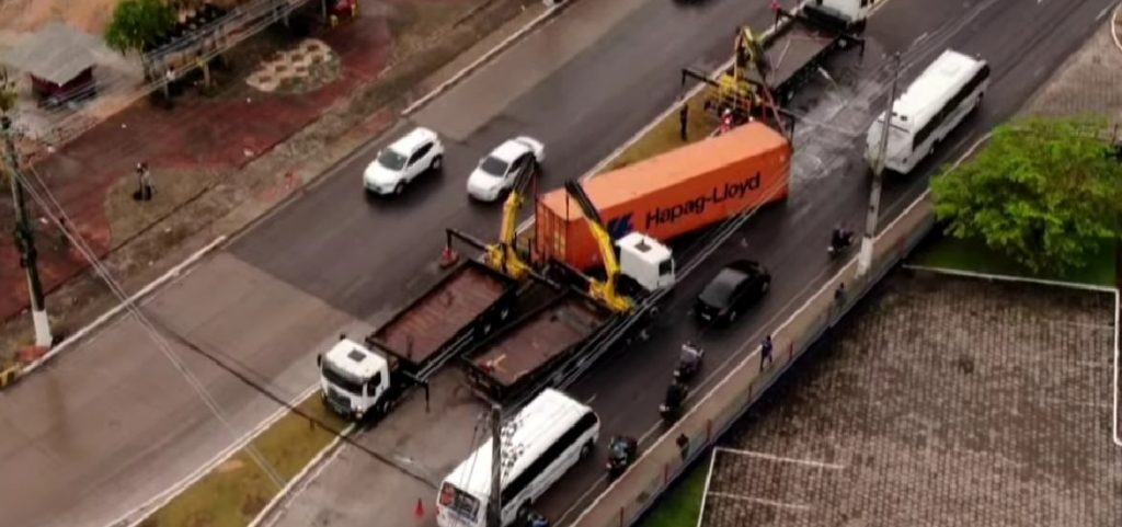 Carreta tomba em acidente e provoca congestionamento na Bola da Suframa, em Manaus. Motoristas enfrentam lentidão no tráfego.