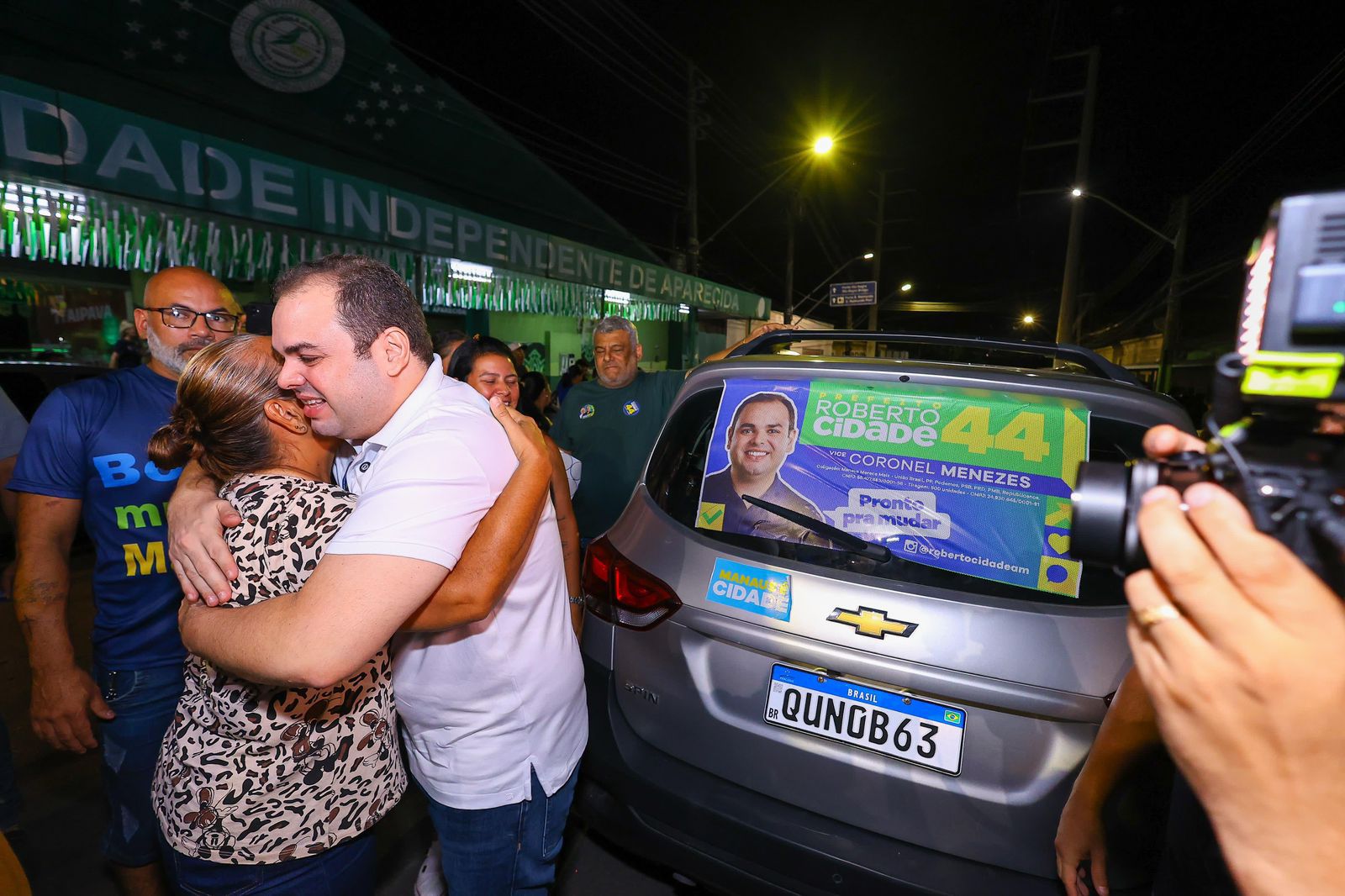 Candidato da coligação 'Manaus Merece Mais', Roberto Cidade dá início à campanha com 'adesivaço' em cinco bairros de Manaus