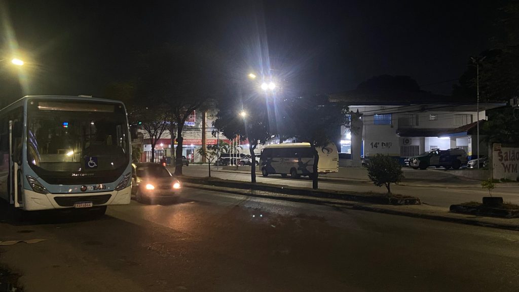 Assaltantes aterrorizam passageiros de ônibus da linha 352 em Manaus