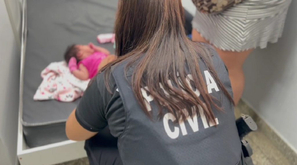 Recém-nascida é resgatada após mãe entregá-la para quitar dívida com o tráfico em Manaus