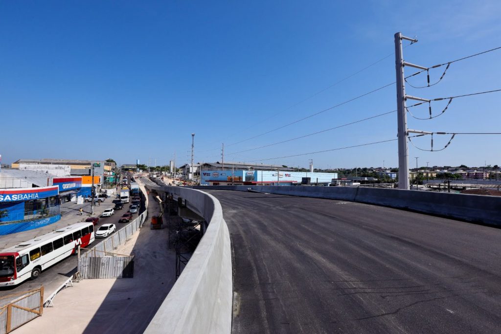 Alça viária superior do viaduto Rei Pelé é liberada para tráfego em Manaus