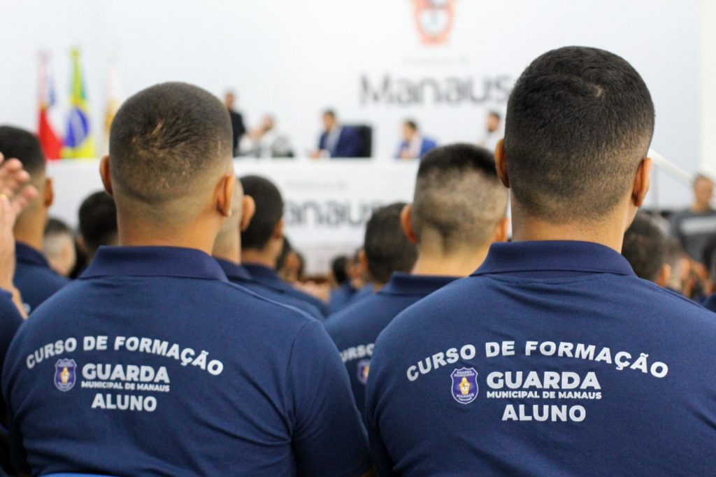 viatura da guarda municipal de manaus estacionada em via pública