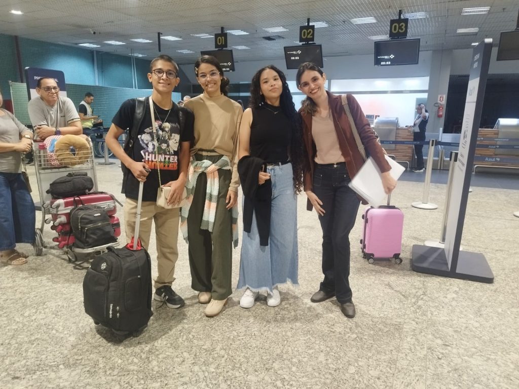 Alunos do Colégio Militar da Polícia Militar do Amazonas embarcam para participarem da Olimpíada de Matemática, em São Paulo