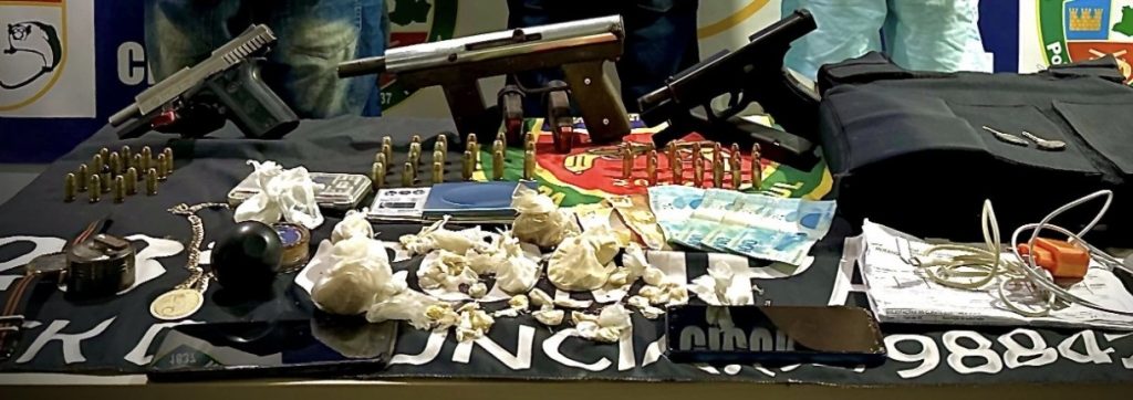 PM prende trio com armas de fogo, munições e drogas no bairro da União em Manaus