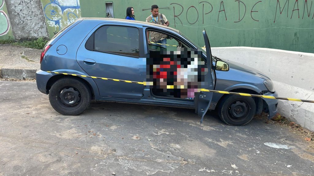 Homem perde controle de veículo, colide em mureta e morre dentro de carro no Centro de Manaus; veja