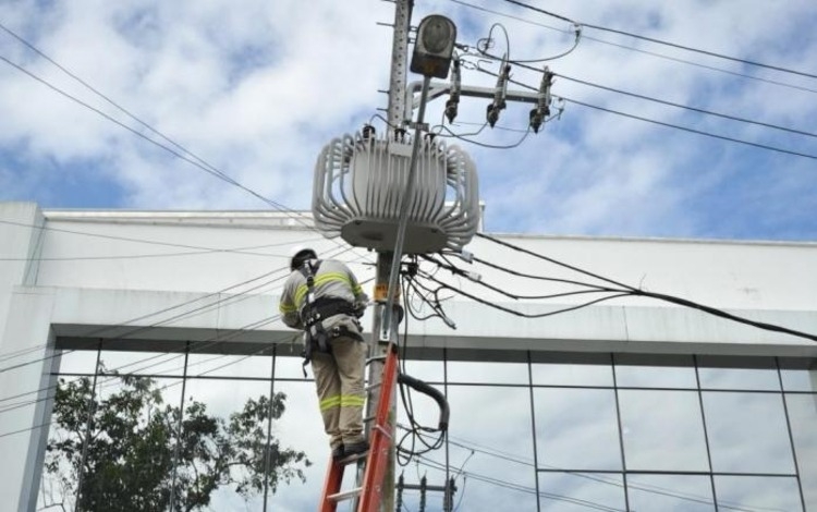 Bairros de Manaus começam a semana sem energia; confira