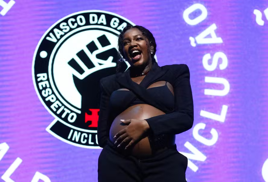 Assista: Fãs interrompem show de Iza para atacar Yuri Lima em evento do Vasco