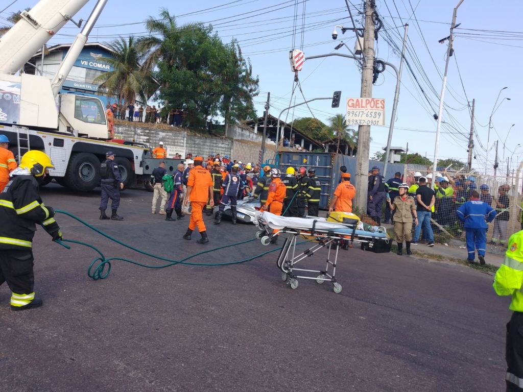 Grande fila de caminhões se forma após acidente na zona Sul de Manaus