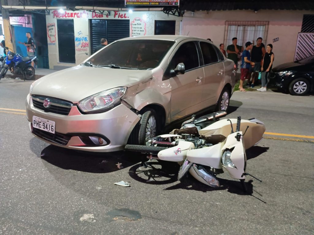 Com veículo emprestado, motociclista é atingida por carro em acidente em Manaus
