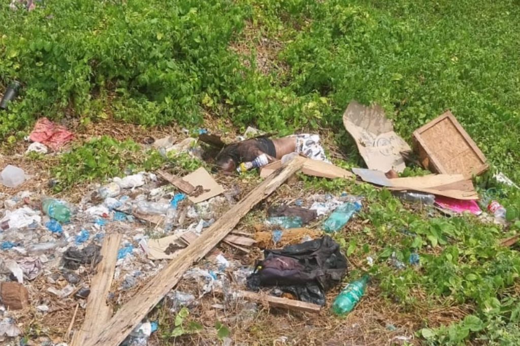 Corpo de homem assassinado é jogado em meio ao lixo em Manaus