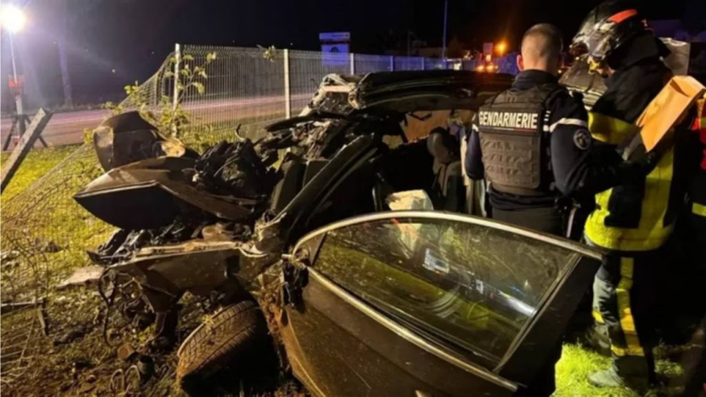 Carro dirigido a 180 km/h bate em árvore e deixa quatro brasileiros mortos na França