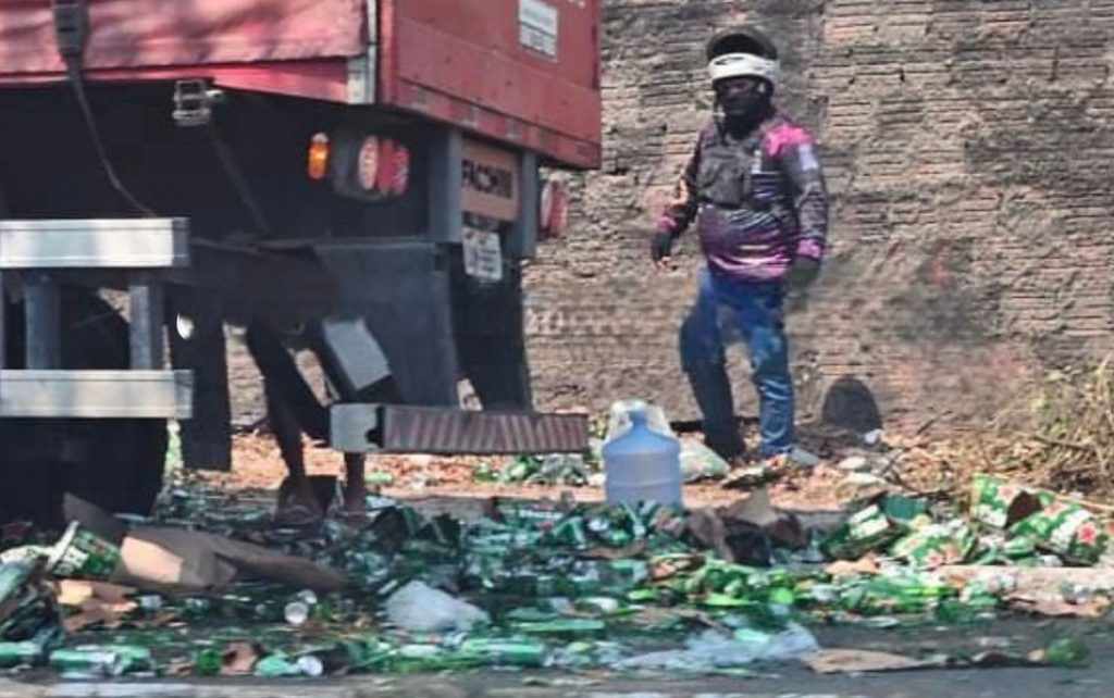 Vídeo: Carga de cerveja Heineken cai de caminhão durante acidente em Manaus