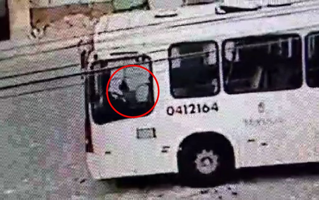 Vídeo mostra momento em que crianças soltam freio de ônibus e causam acidente em Manaus