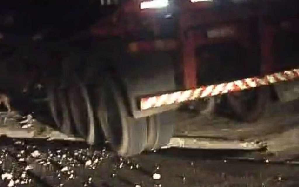 Vídeo: Parte de carreta derruba poste e deixa bairro sem energia em Manaus
