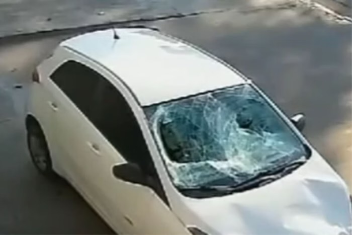 Adolescentes de 15 e 16 anos são atropelados na calçada por idoso bêbado