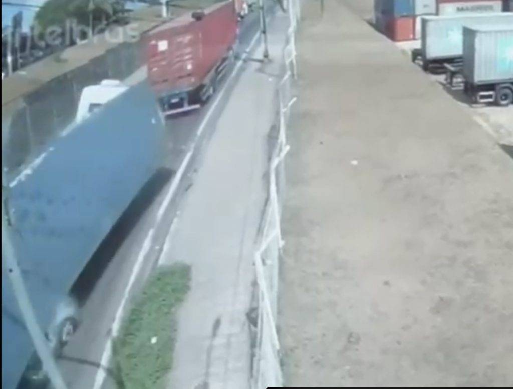 Vídeo mostra momento em que carreta esmaga carro em Manaus; assista