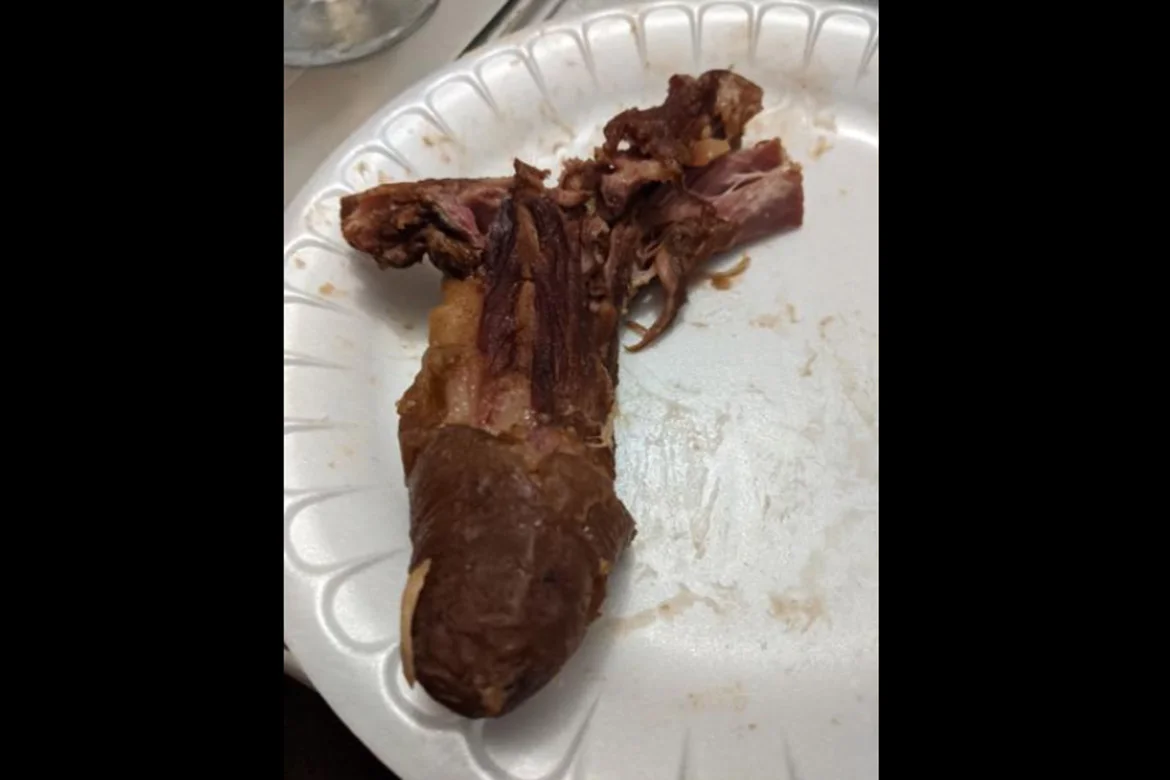 Mulher suspeita de carne em forma de pênis e chama a polícia