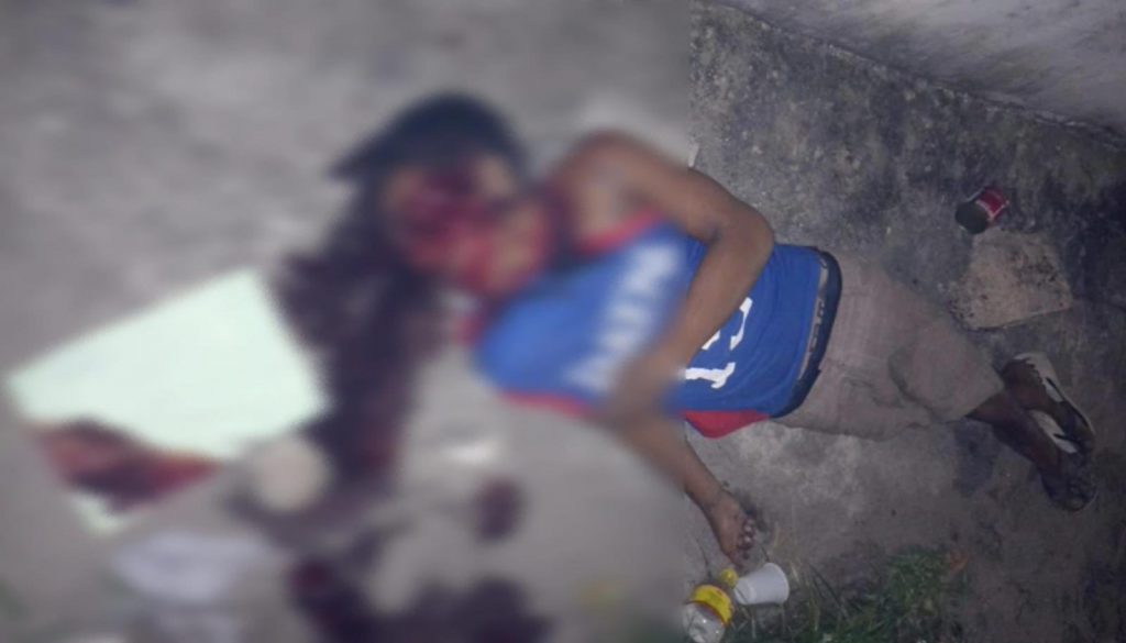 Homem tem cabeça estourada com vários tiros e facção deixa bilhete sobre próxima vítima em Manaus; veja mensagem