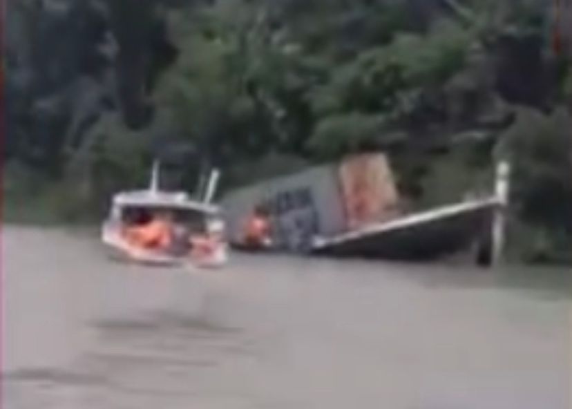 Containers ficam submersos em rio após balsa tombar; veja vídeo 