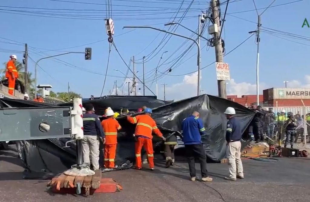 Acidente entre carreta e veículo de passeio no bairro Educandos provoca mudanças no trânsito 
